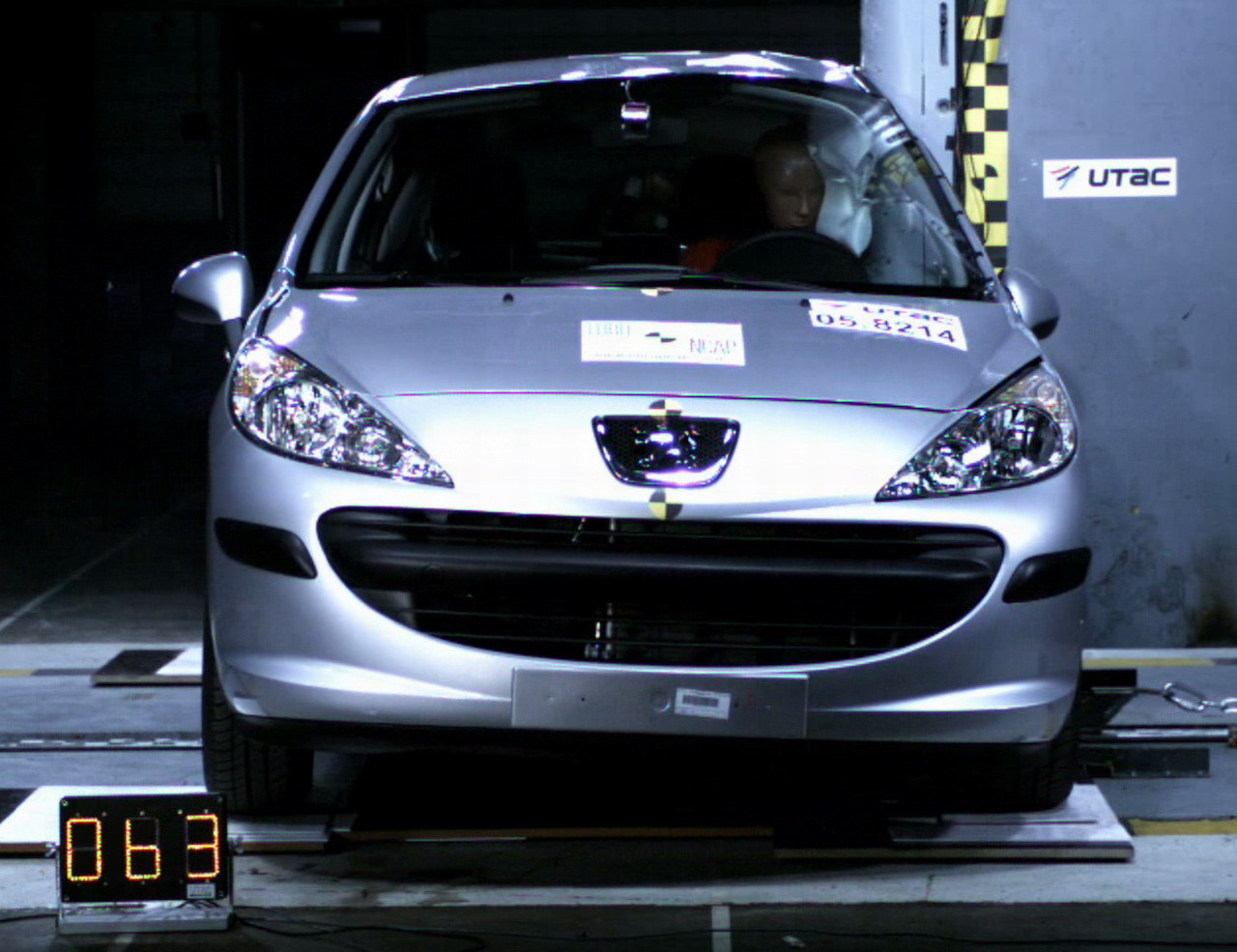 Scurit de la Peugeot 207 - crash-test Euroncap Au cours du test de choc latral, les airbags rideaux remplissent correctement leur fonction en protgeant efficacement la tte des passagers de la Peugeot 207